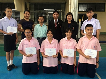 The Director of Demonstration School of
Suan Sunandha Rajabhat University
congratulated the students that
participated in the National History
11th Competition (Phet Yod Mongkut)