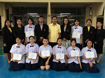 ผู้อำนวยการโรงเรียนสาธิต
มอบเกียรติบัตรให้แก่นักเรียนที่ได้รับรางวัลและเข้าร่วมการแข่งขันโครงการประกวดเรียงความและประกวดวาดภาพชิงทุนการศึกษาประจำปี
๒๕๖๑
และเข้าร่วมแข่งขันภาษาไทยเพชรยอดมงกุฎ