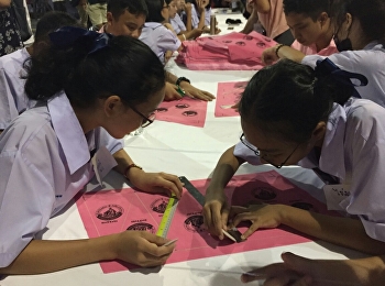 Volunteer students join in the activity
of making a flag on Mahidol Day at
Siriraj Hospital.