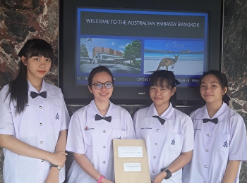 The students representatives went to the
Australian Embassy Bangkok to send
encouragement letters and video
