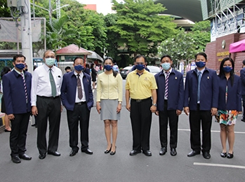 Acting President visits Demonstration
School on the first day of semester