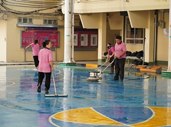 ฝ่ายอาคารสถานที่
ทำความสะอาดโรงเรียนหลังสอบเสร็จ