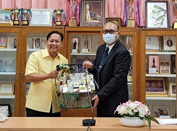 Give New Year baskets to the Executive
Committee of Parents and Teachers
Association