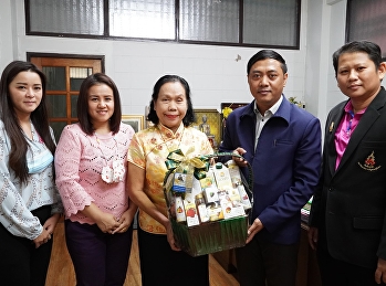 Giving a New Year's basket to the
president of the demonstration school
alumni association and executive
director of the parents and teachers
association