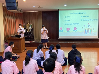 Students representing the Consortium of
Thai Medical Schools, generation 1,
introduce guidelines for creating
portfolios for juniors in grades 10 and
11 on the topic of 