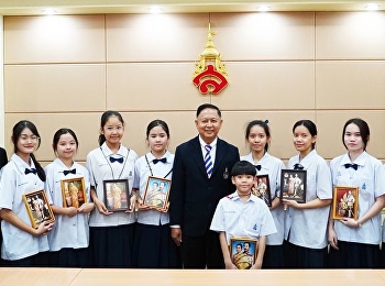 The Director gave souvenirs to the
teachers and students who were
representatives to give interviews in
assessing the quality of external
education.