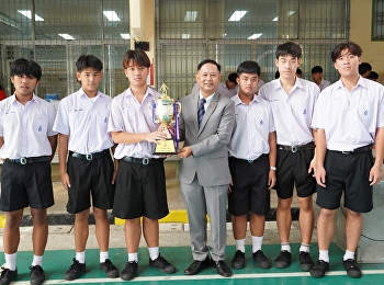 The director presents the futsal
competition trophy to the winning team.
