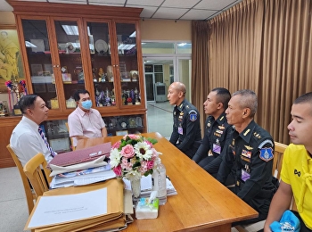 Director and Deputy Director of Student
Affairs welcome Lieutenant Colonel
Chakkrapan Tantasombun, Commander of the
1st Anti-Aircraft Artillery Battalion,
guarded His Majesty the King on his
appointment as Commander of the 2nd
Battalion, 1st Cavalry Regim