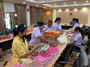 Staff and students of Suan Sunandha
Rajabhat University Demonstration School
Work together to help organize a set of
offerings of rice and dry food for New
Year's activities.
