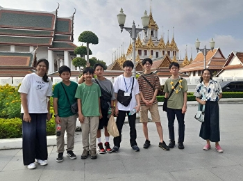 Teachers and student representatives
Leading exchange students from Japan on
a field trip Around Rattanakosin Island