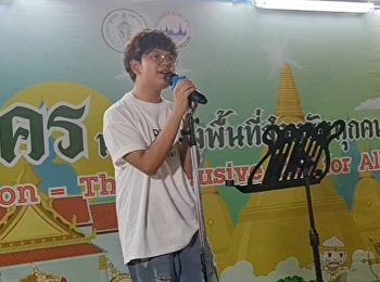 Model Phi Thanaphat Chamraschai, M.5/2
English Program, was honored by Bangkok
to perform a song. and play the
saxophone to sing royal compositions and
international songs at the event 