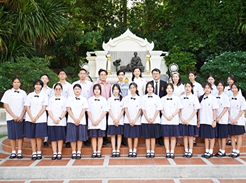 school director Lead the administrators,
staff, and students to pay homage to the
statue of Queen Sunandha Kumariratana.
Her Royal Highness Princess Maha Chakri
Sirindhorn