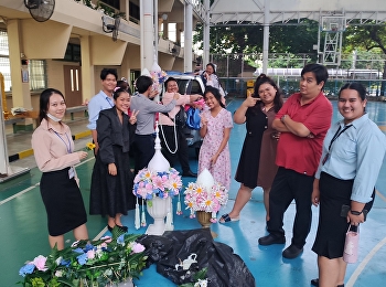 Faculty, staff, and students of
Demonstration School Join together to
organize a procession to offer candles
for Buddhist Lent. and train the
procession In the candle offering
ceremony