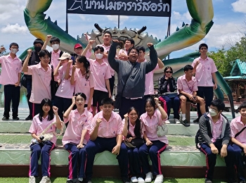 Grade 10 students went on a field trip
to Khlong Klon, Samut Songkhram
Province.