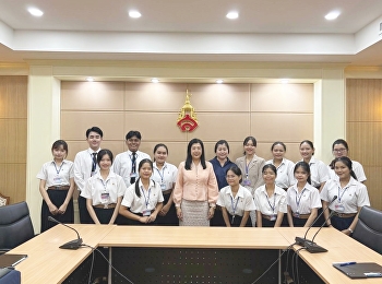 The school director welcomed and gave an
orientation to the second-year students
and graduate diploma students of the
Faculty of Education, Suan Sunandha
Rajabhat University.