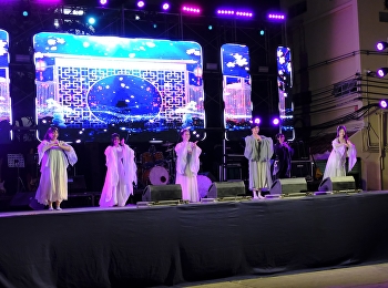 การแสดงวัฒนธรรมอีกด้วย นักเรียน ม.4 -
ม.6 แผนการเรียนภาษาอังกฤษ -ภาษาจีน
จัดการแสดงอย่างยิ่งใหญ่