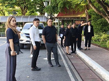 The Vice President for Administration of
Suan Sunandha Rajabhat University
conducted a site visit to the
Demonstration School to survey and
improve the environment and landscape in
front of the school.