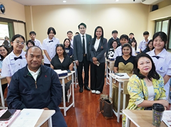 ผู้ปกครองนักเรียนใหม่ได้พบกับอาจารย์ที่ปรึกษาในห้องนักเรียน
