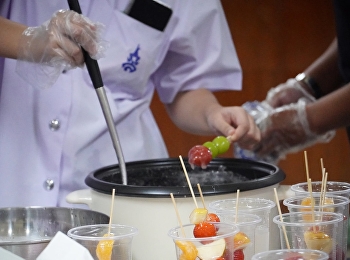 The Golden Chopsticks Club introduced
students to the art of making Tanghulu
(糖葫芦), a traditional candied fruit
dessert that is well known in Northern
China.