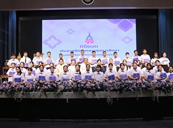 Parents and Teachers Association
President Presents Scholarships to
High-Achieving Students for the Academic
Year 2025