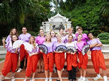 The Demonstration School of Suan
Sunandha Rajabhat University led a group
of exchange students from the United
States on a visit to the Sai
Suddhanobhadol Mansion Museum, Office of
Arts and Culture, Suan Sunandha Rajabhat
University.