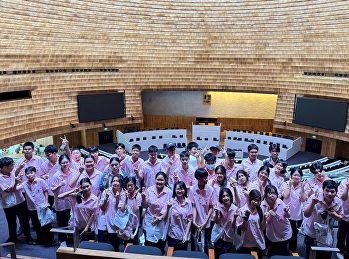 Grade 8 students study religious and
cultural diversity in an old community
along the Chao Phraya River and learn
about the legislative process at the
Thai Parliament.