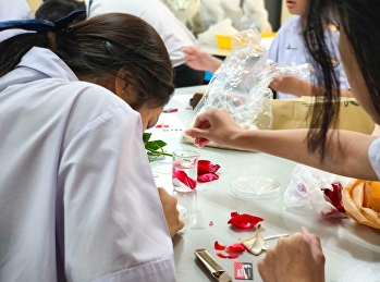 Grade 11 English Program Biology Lab at
Demonstration School of Suan Sunandha
Rajabhat University